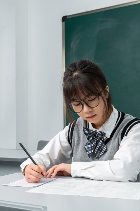 女高中生认真答题高清图版权图片下载 女高中生认真答题高清图版权图片下载