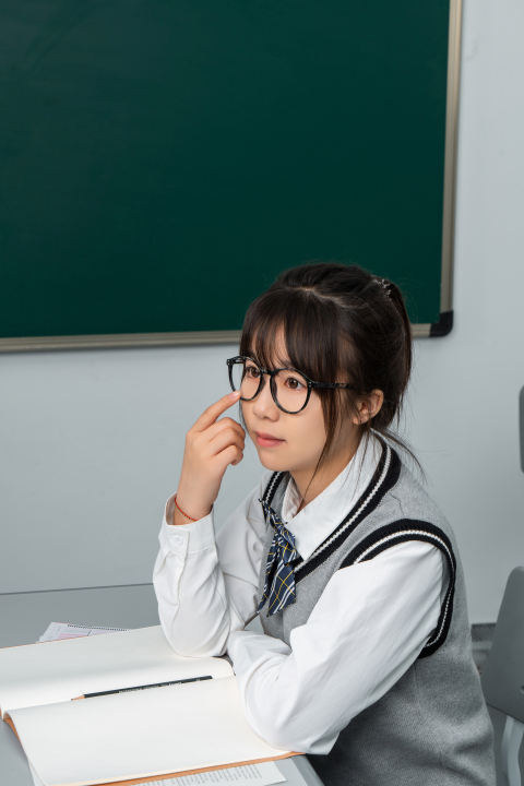 俯拍带黑框眼镜的女生实拍图版权图片下载 俯拍带黑框眼镜的女生实拍图版权图片下载