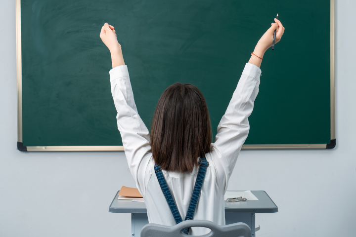 女学生上课举手实拍图版权图片下载 女学生上课举手实拍图版权图片下载