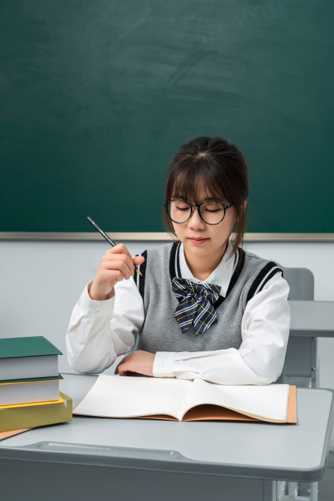 认真读书的高中生摄影图版权图片下载 认真读书的高中生摄影图版权图片下载