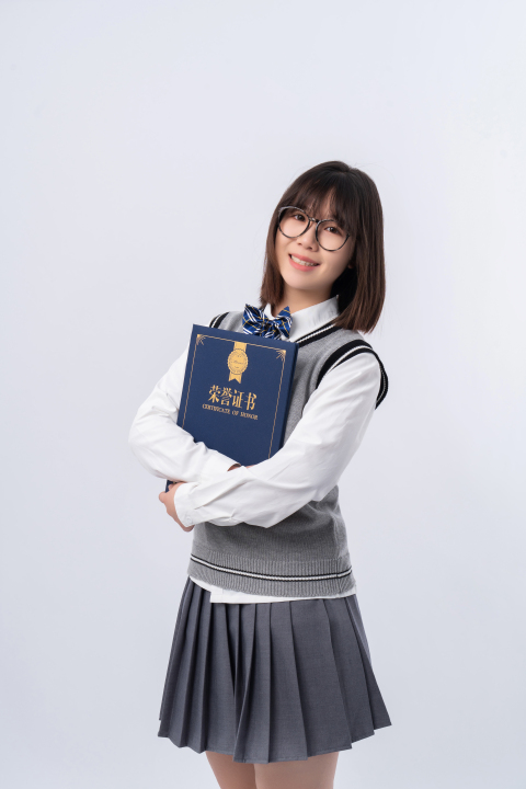 优秀学生怀抱荣誉证书实拍图版权图片下载