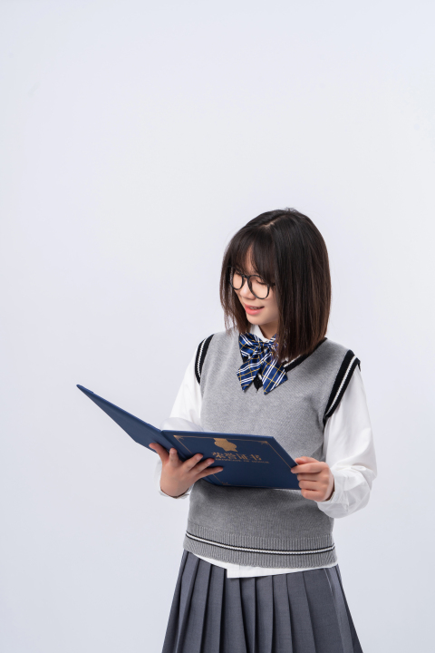 低头查看证书的学生实拍图版权图片下载 低头查看证书的学生实拍图版权图片下载