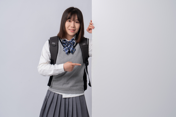 转角突然出现的可爱学生实拍图版权图片下载 转角突然出现的可爱学生实拍图版权图片下载
