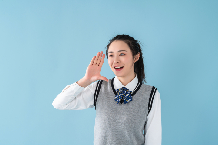 大声呼喊的女生高清图版权图片下载