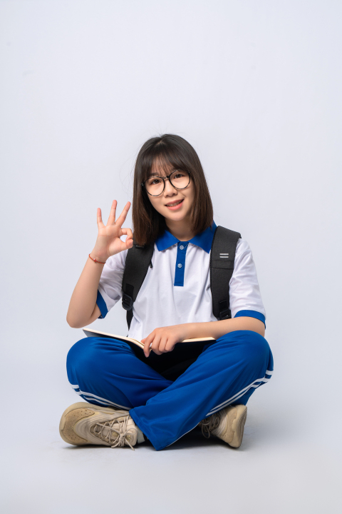 坐姿比OK的女学生高清图版权图片下载 坐姿比OK的女学生高清图版权图片下载