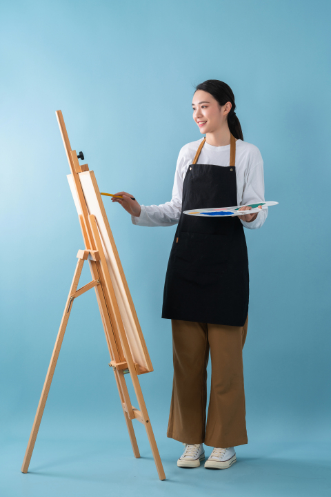 可爱女同学画画远景图版权图片下载 可爱女同学画画远景图版权图片下载