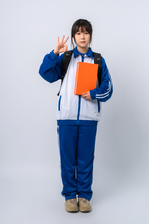 拿着本子站着的高中生实拍图版权图片下载 拿着本子站着的高中生实拍图版权图片下载