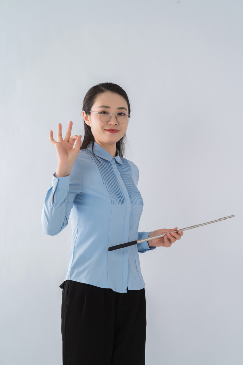 教书育人的女老师实拍图版权图片下载 教书育人的女老师实拍图版权图片下载