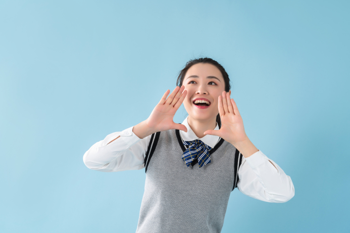 大声呐喊的女同学高清图版权图片下载 大声呐喊的女同学高清图版权图片下载