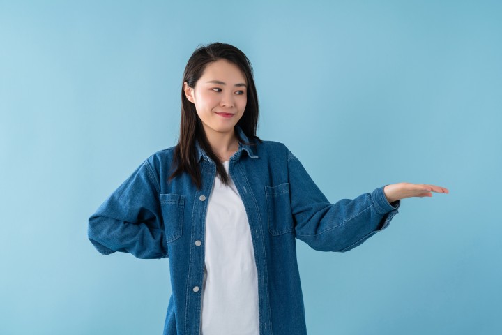 一只手叉腰的女同学高清图版权图片下载 一只手叉腰的女同学高清图版权图片下载