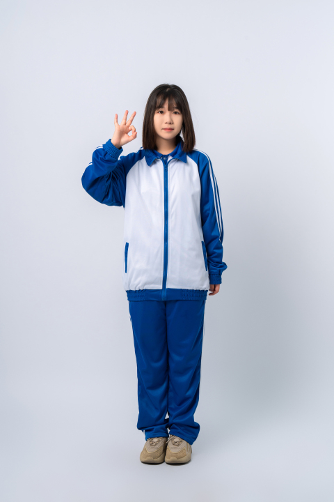 左边手抬起来宣誓的学生实拍图版权图片下载 左边手抬起来宣誓的学生实拍图版权图片下载