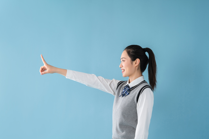 绑马尾的女老师用手指路高清图版权图片下载 绑马尾的女老师用手指路高清图版权图片下载