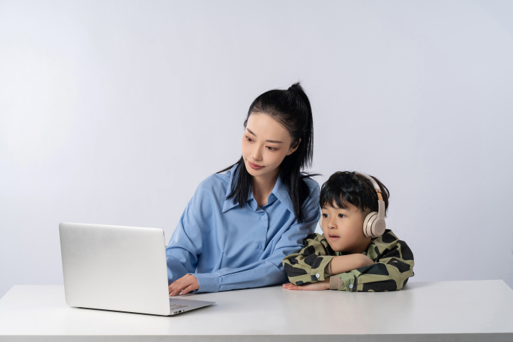 妈妈和儿子一起学习高清图版权图片下载 妈妈和儿子一起学习高清图版权图片下载