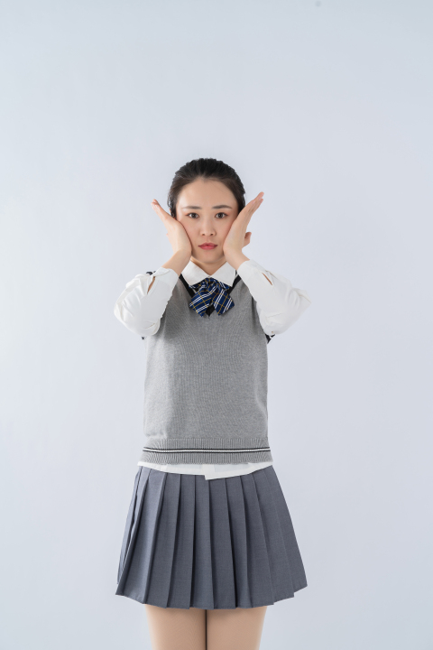 双手捂住脸的害羞女生高清图版权图片下载 双手捂住脸的害羞女生高清图版权图片下载