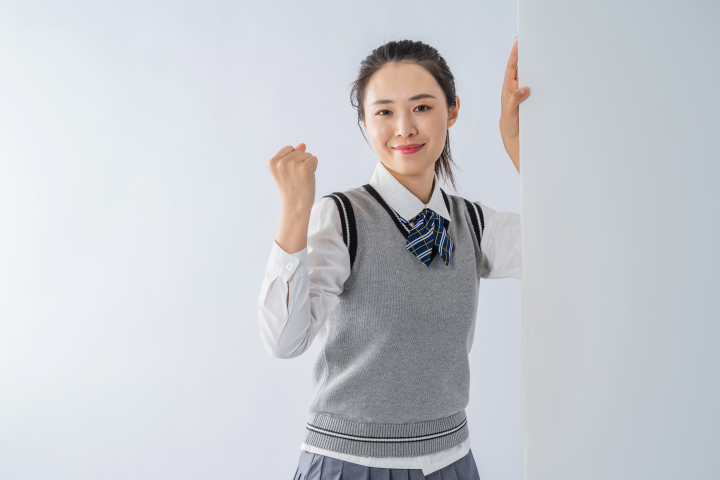 手扶着墙的女生高清图版权图片下载 手扶着墙的女生高清图版权图片下载