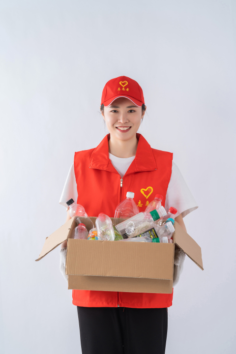 抱着垃圾箱子的志愿者实拍图版权图片下载 抱着垃圾箱子的志愿者实拍图版权图片下载