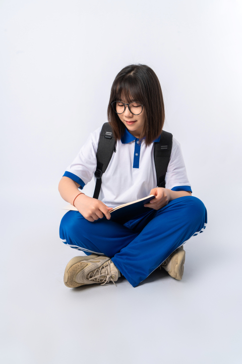 坐着低头的女学生高清图版权图片下载