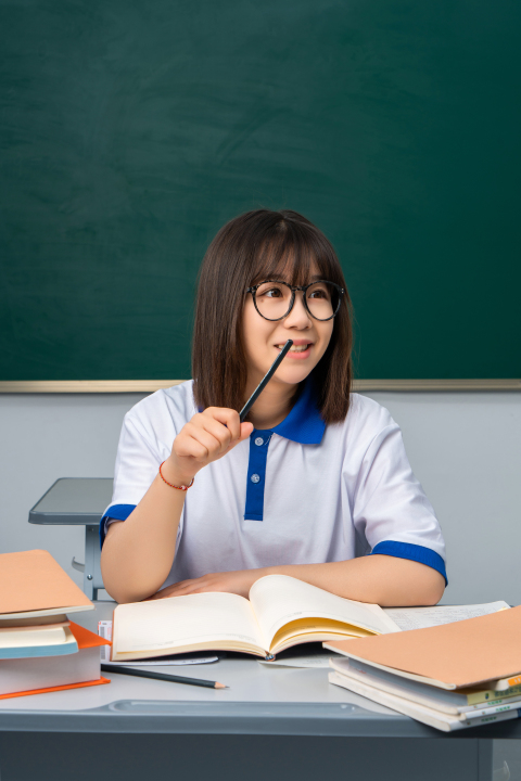 咬着笔的女生高清图版权图片下载 咬着笔的女生高清图版权图片下载