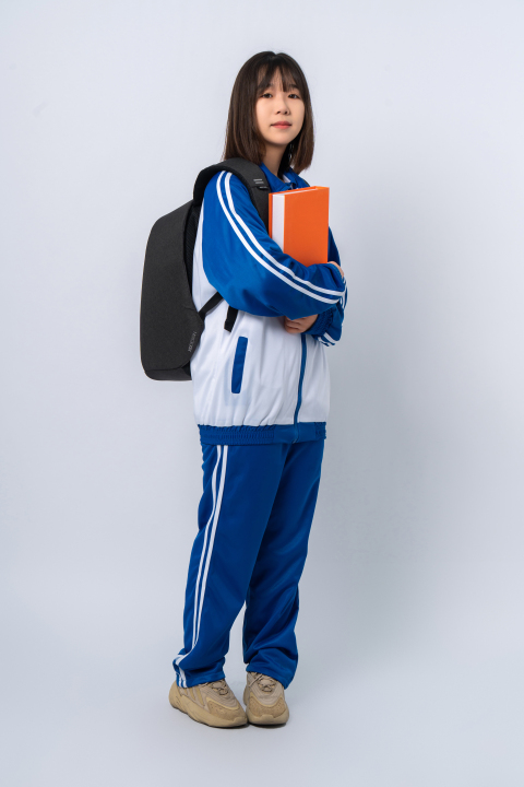 右侧身背着书包的女学生高清图版权图片下载 右侧身背着书包的女学生高清图版权图片下载