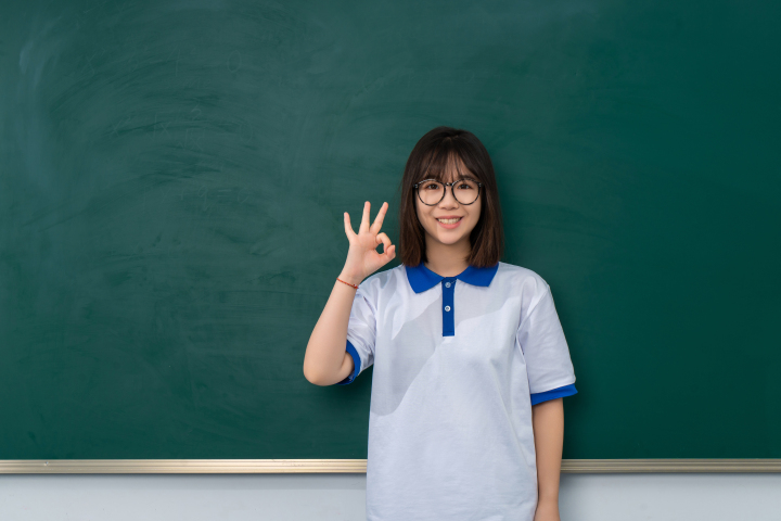 黑板面前比ok的女生高清图版权图片下载 黑板面前比ok的女生高清图版权图片下载