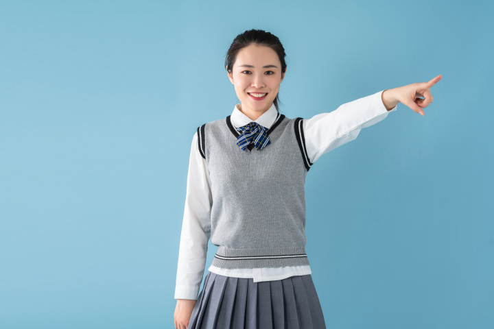 给别人指路的女生高清图版权图片下载 给别人指路的女生高清图版权图片下载
