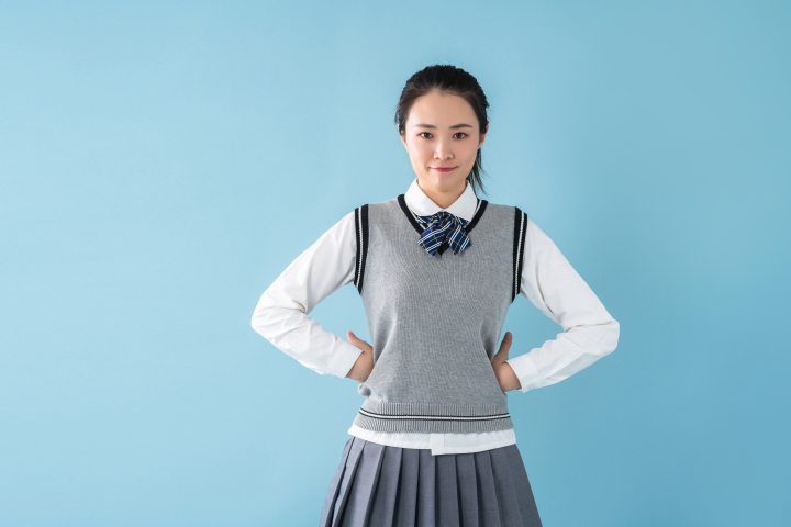 双手叉腰的女同学高清图版权图片下载 双手叉腰的女同学高清图版权图片下载