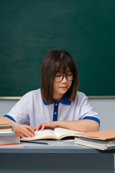 认真写作的女同学高清图版权图片下载 认真写作的女同学高清图版权图片下载