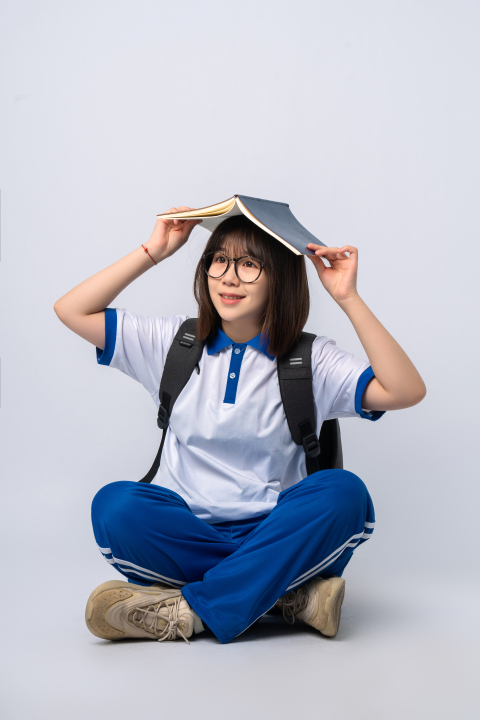 坐着往左看的女学生高清图版权图片下载
