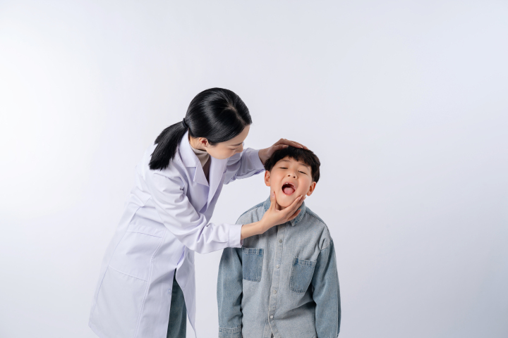 男孩口腔检查实拍图版权图片下载 男孩口腔检查实拍图版权图片下载