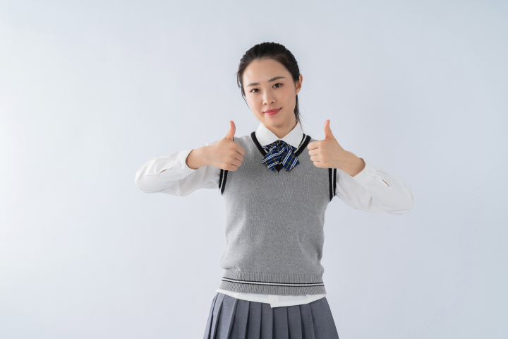 双手比赞的可爱女生高清图版权图片下载 双手比赞的可爱女生高清图版权图片下载