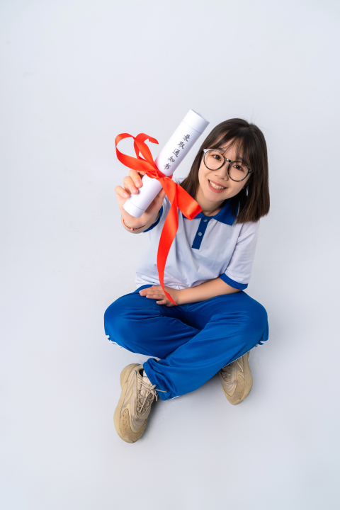 坐姿拿着成绩单的女学生高清图版权图片下载 坐姿拿着成绩单的女学生高清图版权图片下载