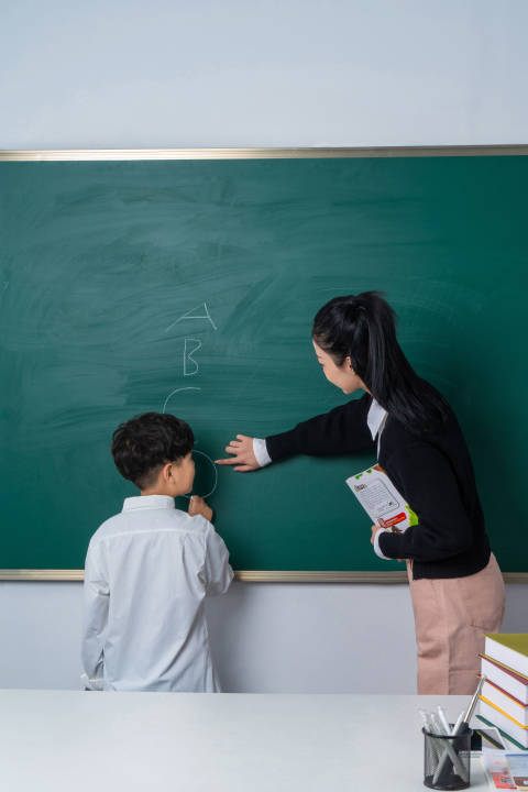 老师纠正错题高清图版权图片下载