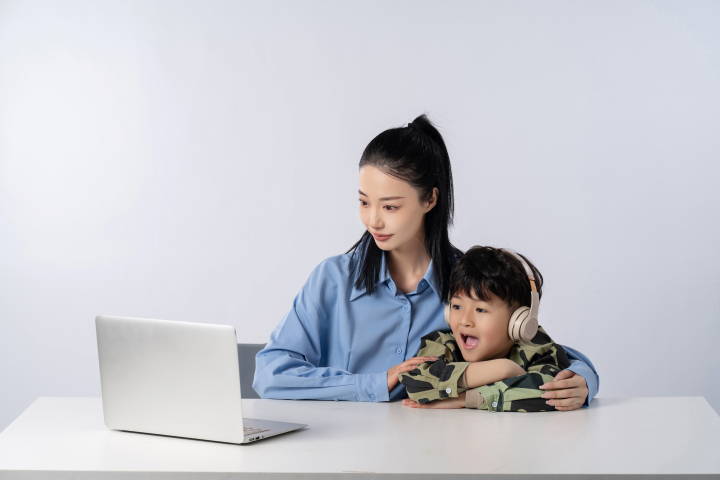 母子两个一起看动画片高清图版权图片下载