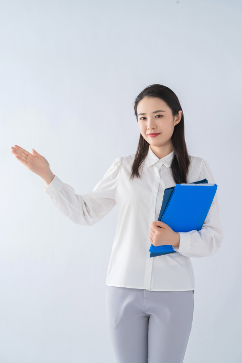 年总结汇报的女性职工图版权图片下载