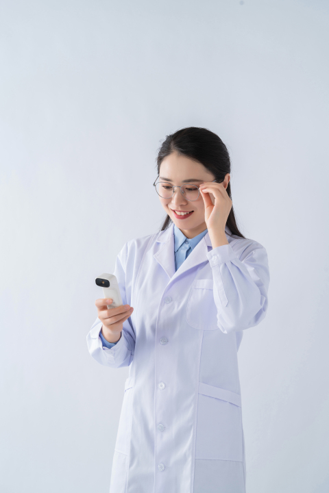 戴眼镜的医护人员实拍图版权图片下载 戴眼镜的医护人员实拍图版权图片下载