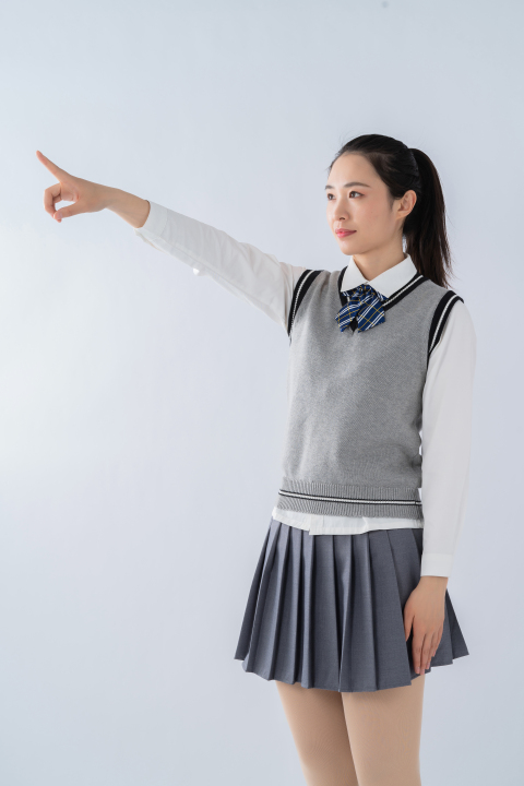指向远方的漂亮女生高清图版权图片下载