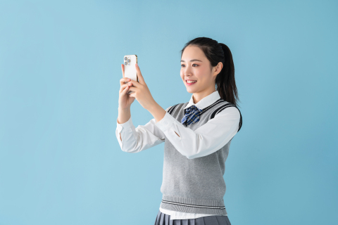 拿着手机拍照的女生高清图 拿着手机拍照的女生高清图