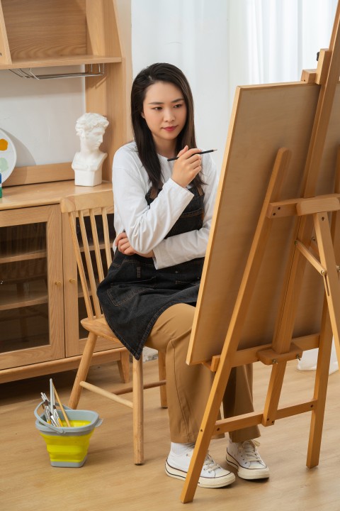思考绘画过程的女孩图版权图片下载 思考绘画过程的女孩图版权图片下载