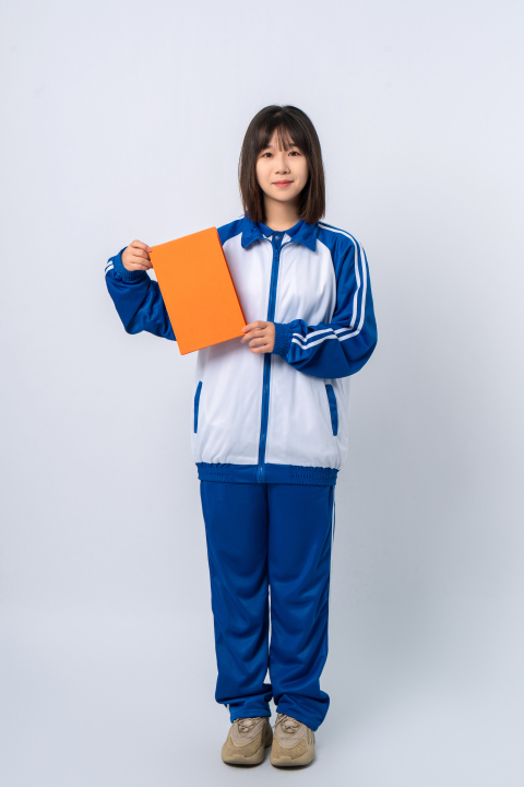 拿着本子的高中生实拍图版权图片下载 拿着本子的高中生实拍图版权图片下载