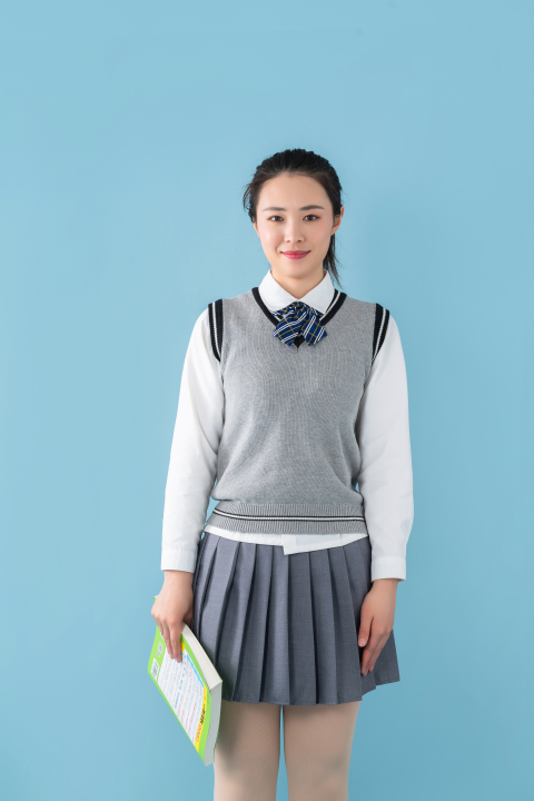 拿课本站立拍照的女老师高清图版权图片下载 拿课本站立拍照的女老师高清图版权图片下载