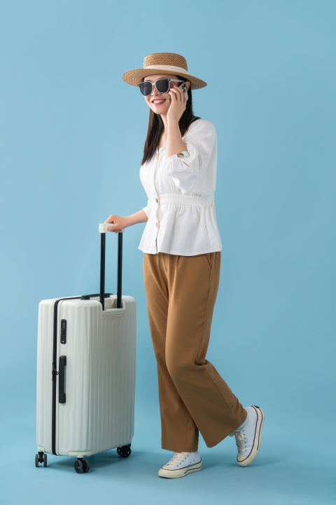 拉行李箱旅途中的女孩版权图片下载