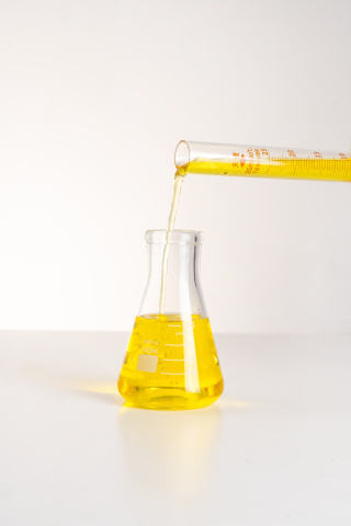 盛满黄色液体的实验用具实拍图