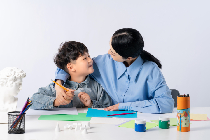 拥抱孩子的女老师版权图片下载 拥抱孩子的女老师版权图片下载
