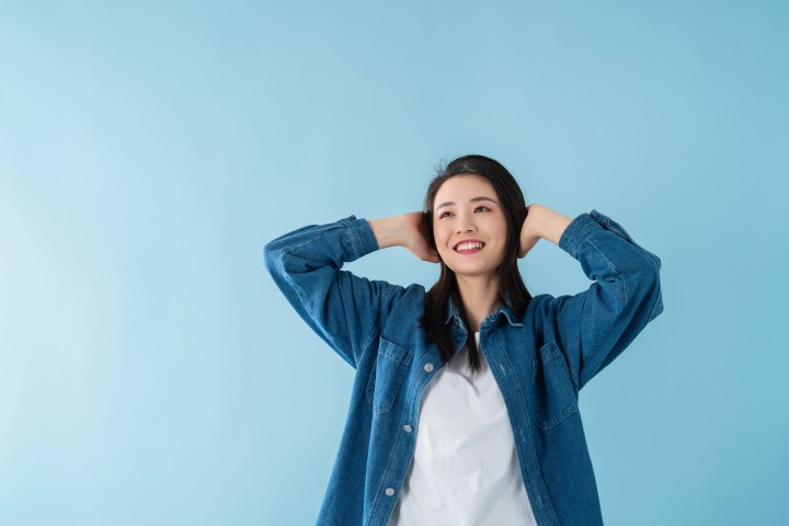 双手托着脑袋的女生高清图版权图片下载 双手托着脑袋的女生高清图版权图片下载