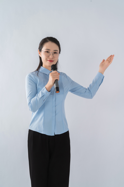 课堂讲话的女老师实拍图版权图片下载 课堂讲话的女老师实拍图版权图片下载