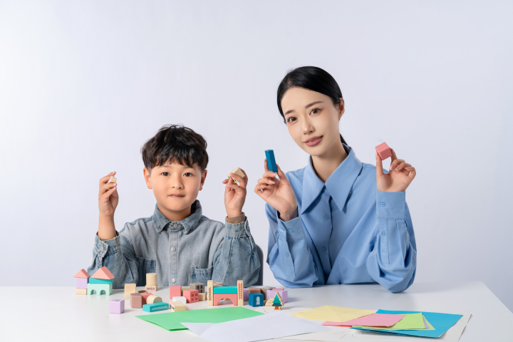 老师辅导孩子手工课程图版权图片下载 老师辅导孩子手工课程图版权图片下载