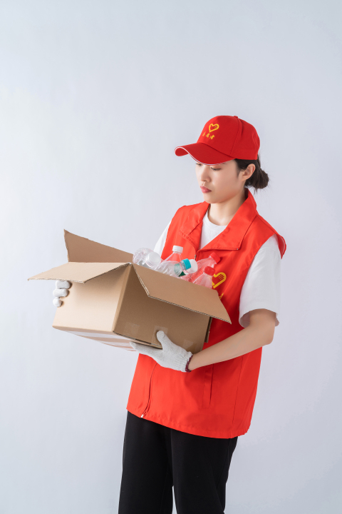 怀抱箱子的爱心志愿者实拍图版权图片下载 怀抱箱子的爱心志愿者实拍图版权图片下载