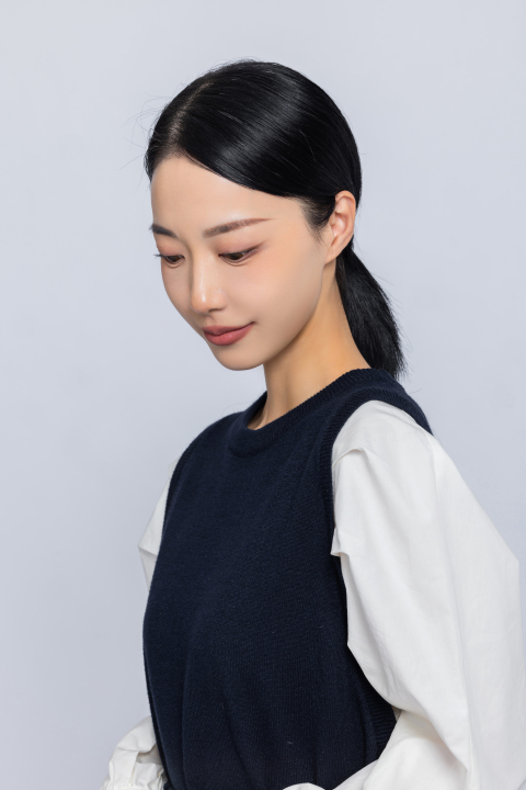 低头的女员工唯美实拍图版权图片下载