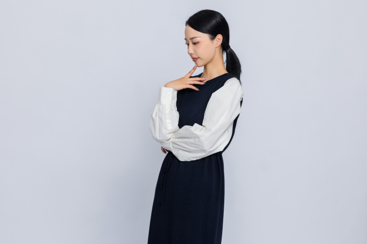 女员工思考项目高清图版权图片下载