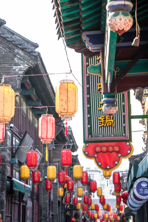 挂满红黄灯笼的古街高清图版权图片下载